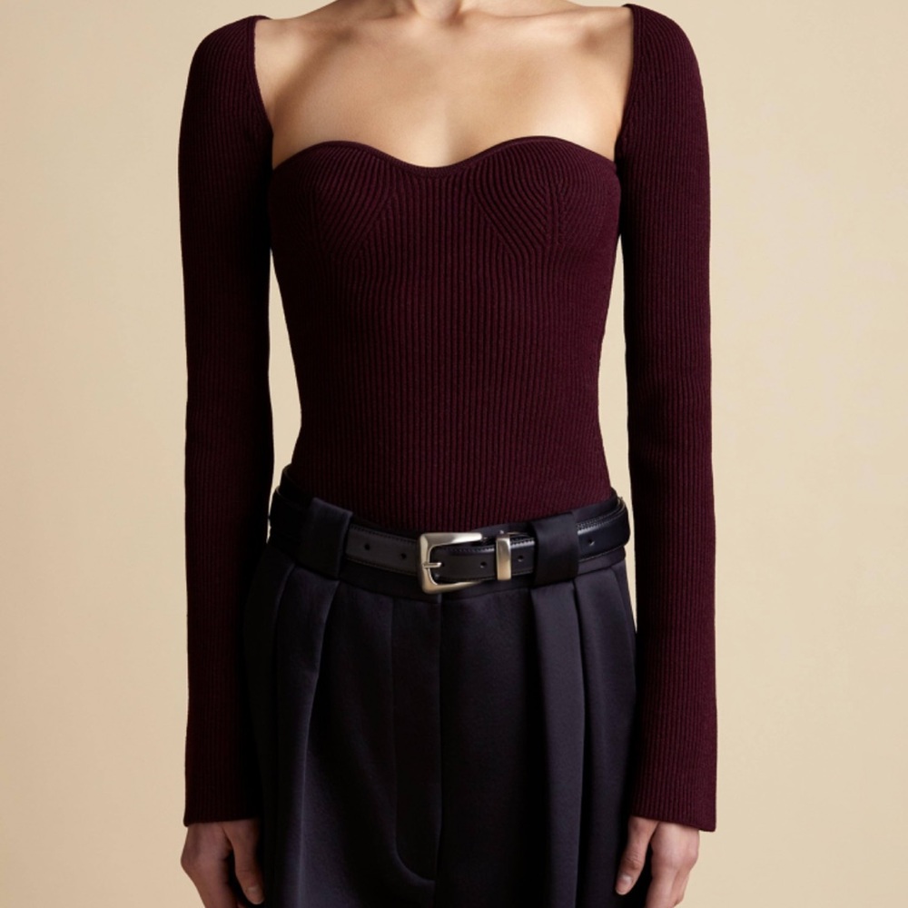 Khaite - THE MADDY TOP IN MERLOT
M / MERLOT / 83%VISCOSE17%POLYESTER
